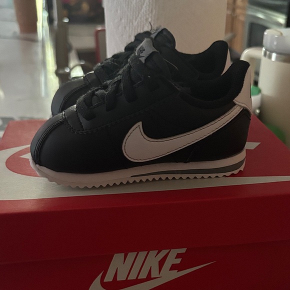 Nike Kids Black and White Sneakers - Picture 1 of 6